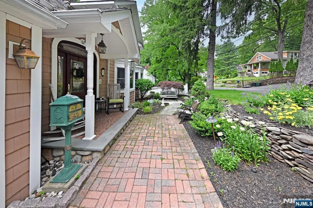 8 Myrtle Street Montvale, NJ 07645