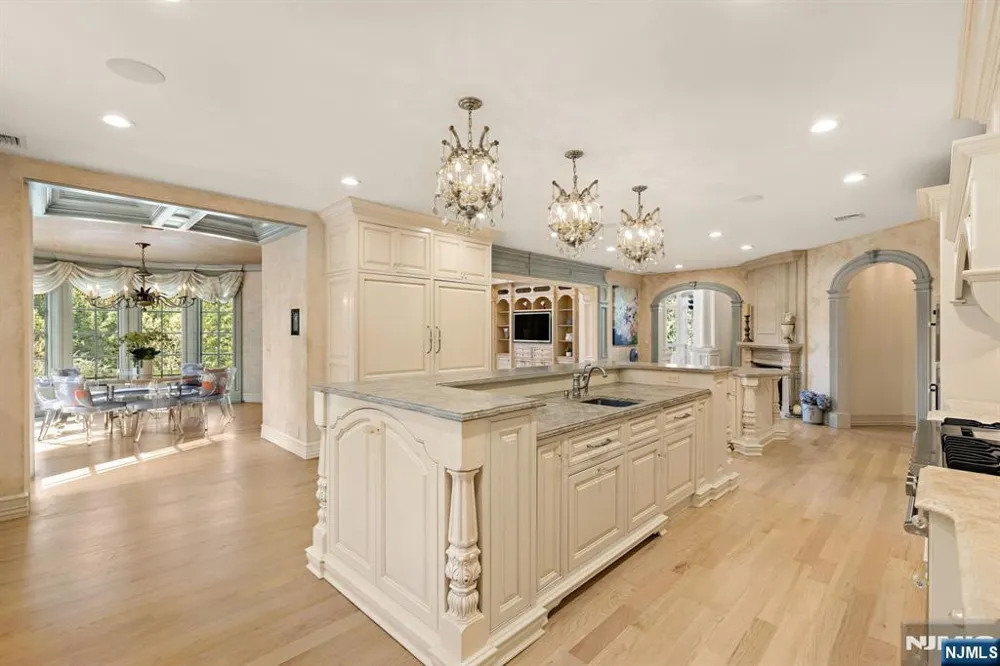 23 Hunter Ridge Woodcliff Lake, NJ 07677