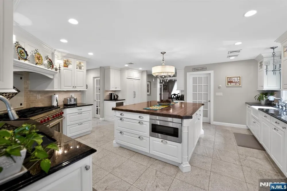 11 Pine Tree Drive Saddle River, NJ 07458