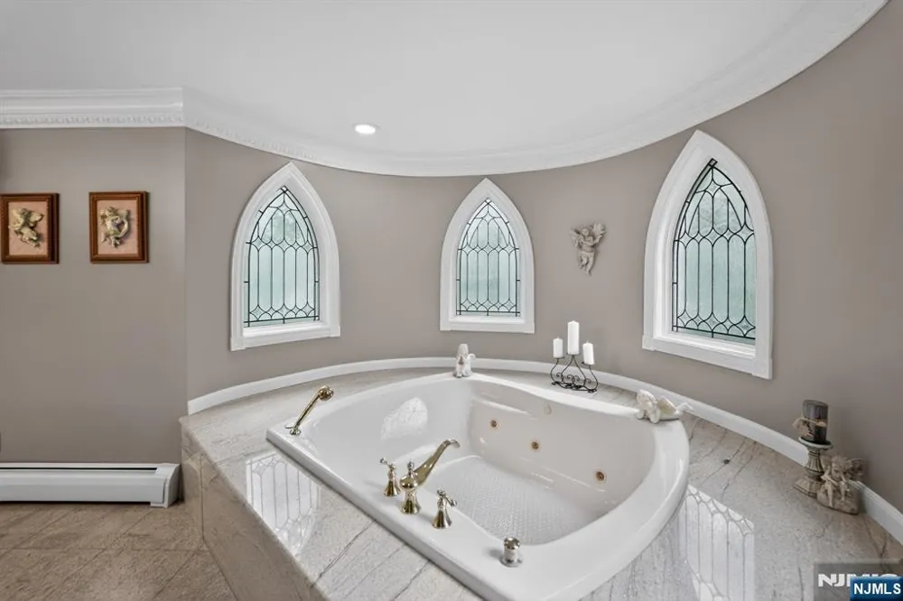 11 Pine Tree Drive Saddle River, NJ 07458