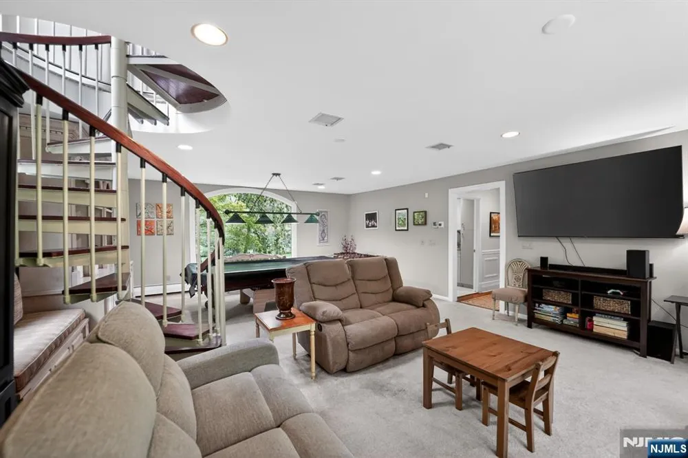 11 Pine Tree Drive Saddle River, NJ 07458