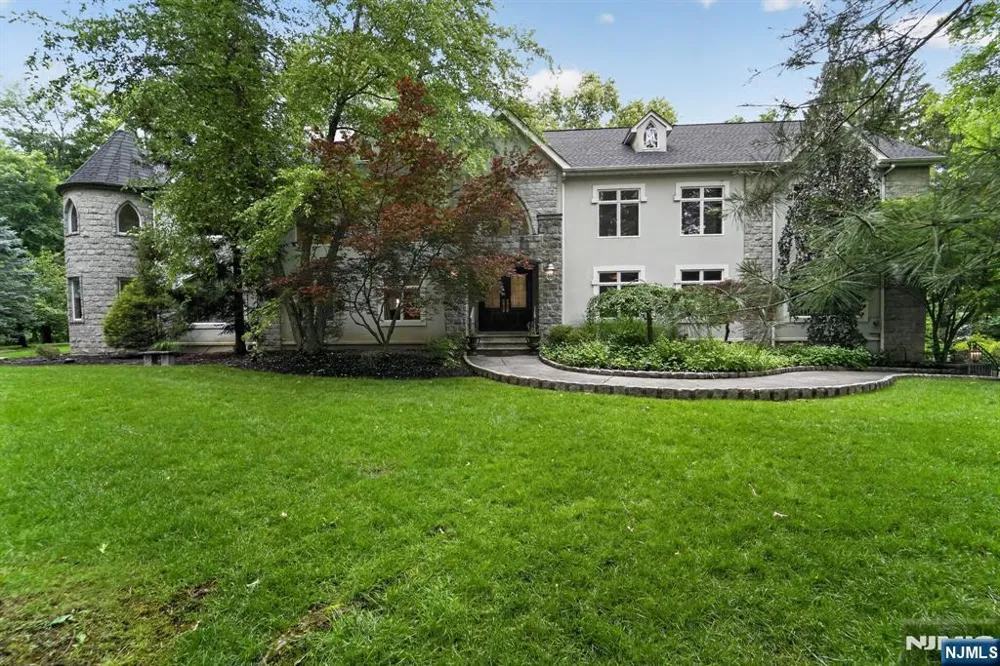 11 Pine Tree Drive Saddle River, NJ 07458