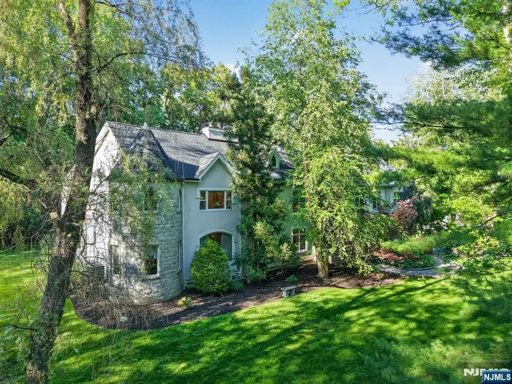 11 Pine Tree Drive Saddle River, NJ 07458