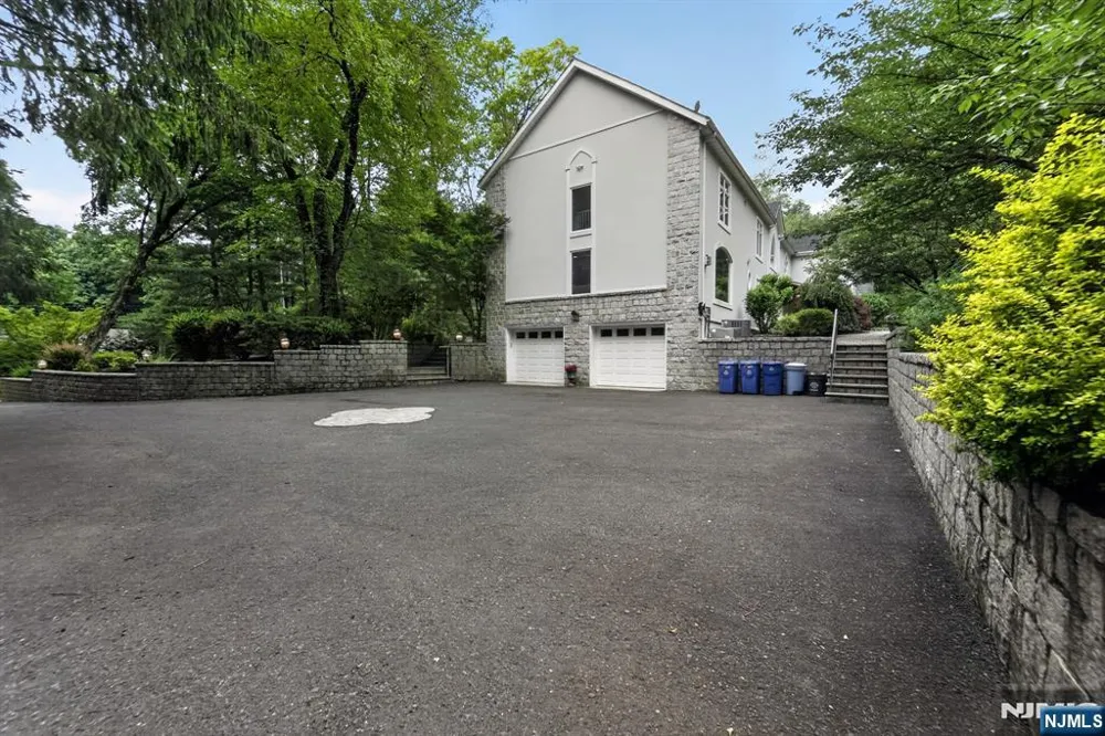 11 Pine Tree Drive Saddle River, NJ 07458