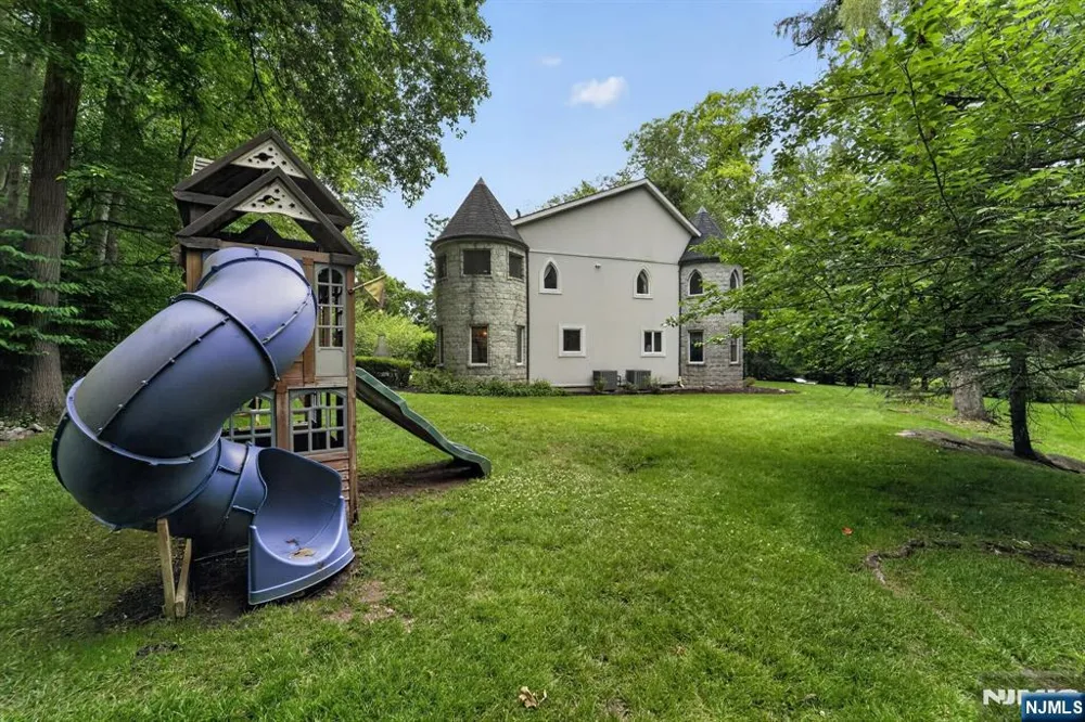 11 Pine Tree Drive Saddle River, NJ 07458