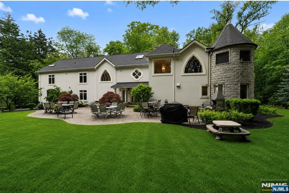 11 Pine Tree Drive Saddle River, NJ 07458