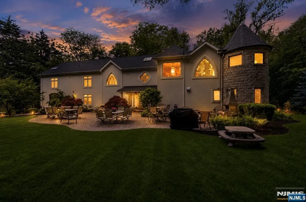 11 Pine Tree Drive Saddle River, NJ 07458