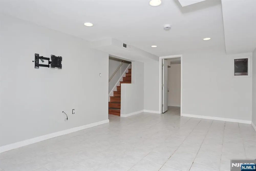 48 Momar Drive Bergenfield, NJ 07621