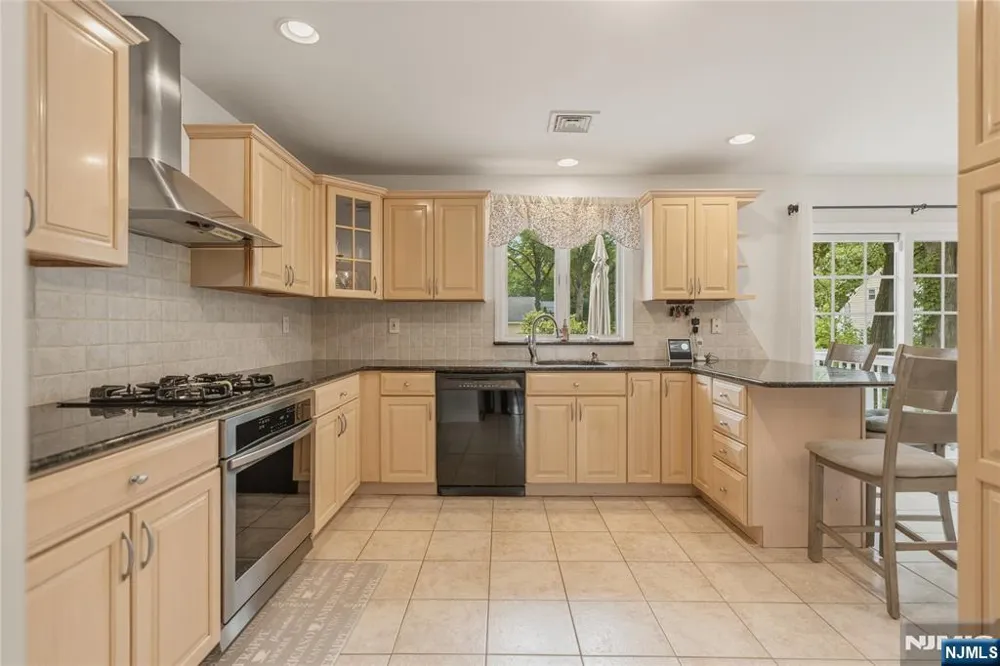 290 McHenry Drive Paramus, NJ 07652
