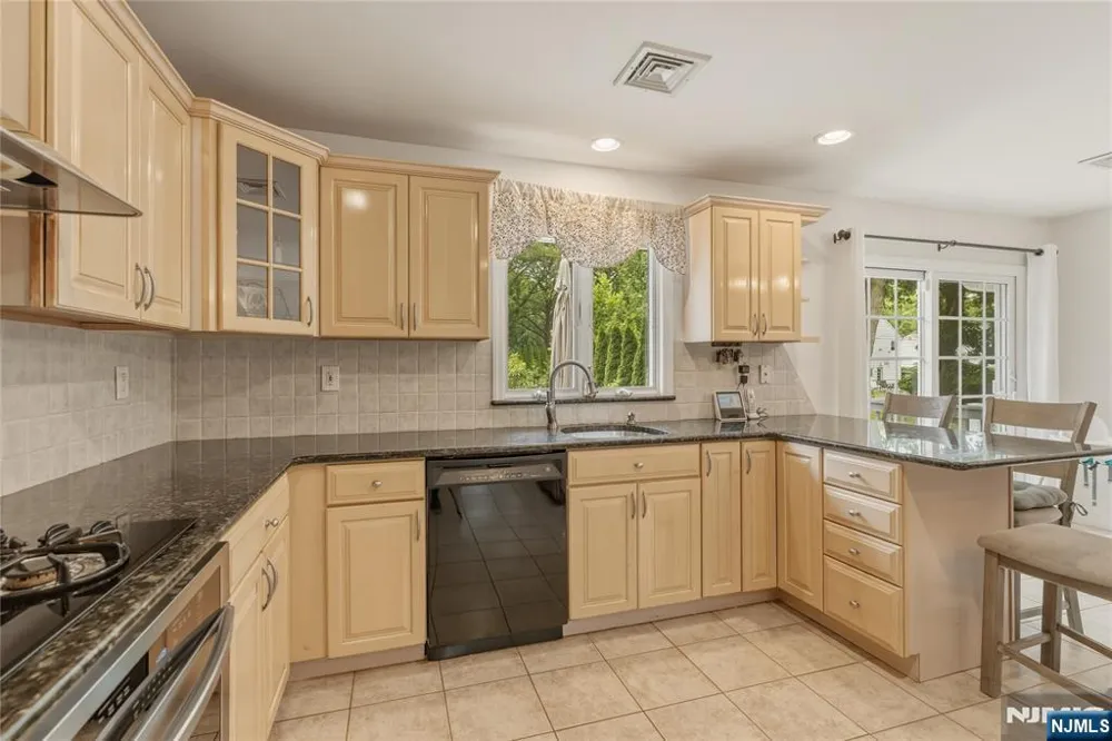 290 McHenry Drive Paramus, NJ 07652