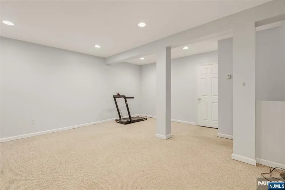 290 McHenry Drive Paramus, NJ 07652