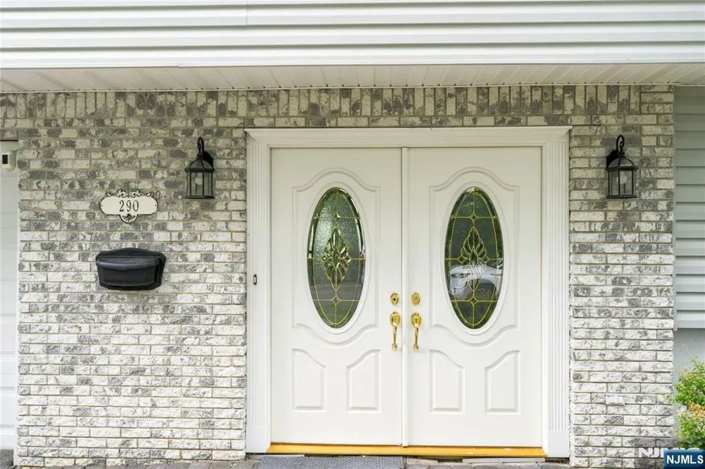 290 McHenry Drive Paramus, NJ 07652