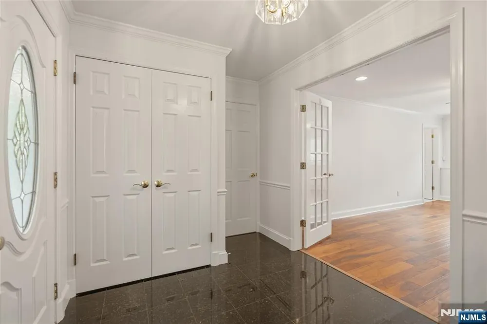 290 McHenry Drive Paramus, NJ 07652