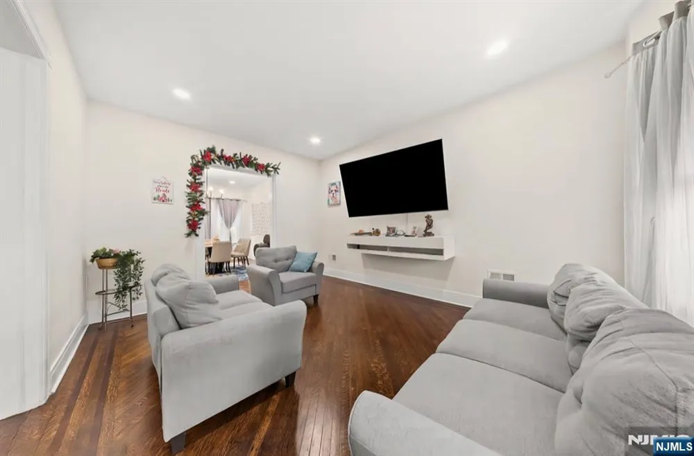 216 Maple Avenue East Orange, NJ 07017