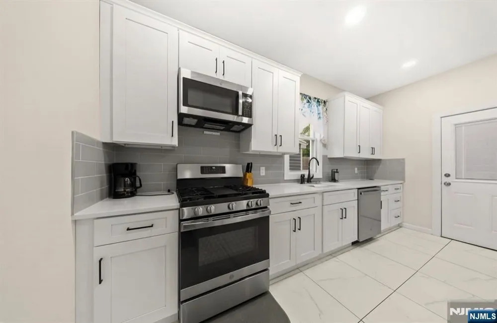 216 Maple Avenue East Orange, NJ 07017