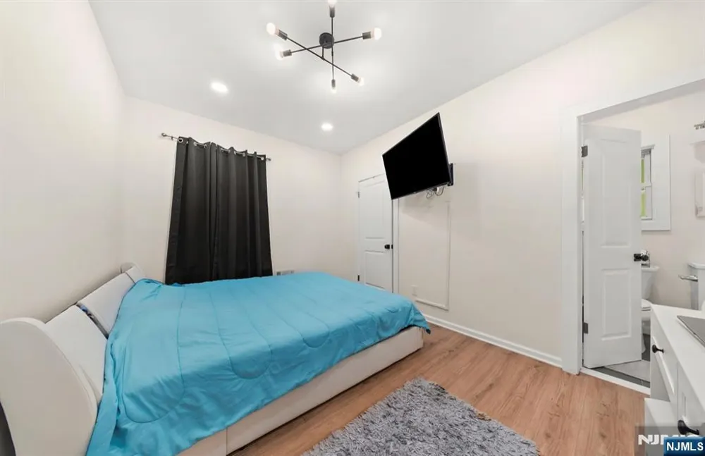 216 Maple Avenue East Orange, NJ 07017