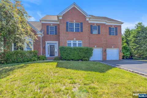 16 Commanders Court