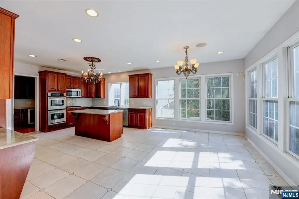 16 Commanders Court Totowa, NJ 07512