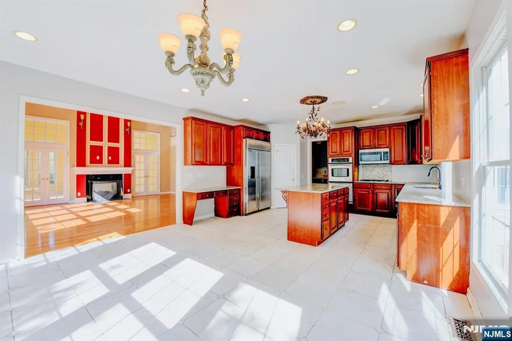 16 Commanders Court Totowa, NJ 07512