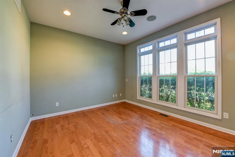 16 Commanders Court Totowa, NJ 07512