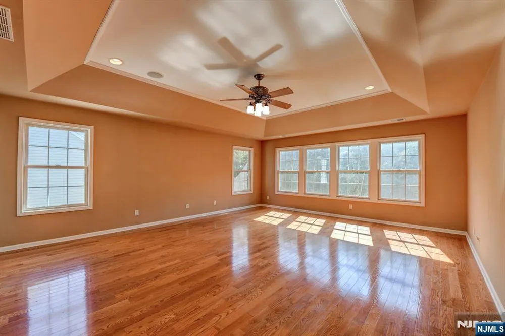 16 Commanders Court Totowa, NJ 07512