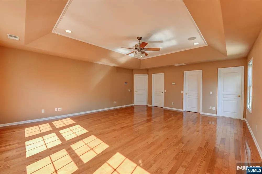 16 Commanders Court Totowa, NJ 07512