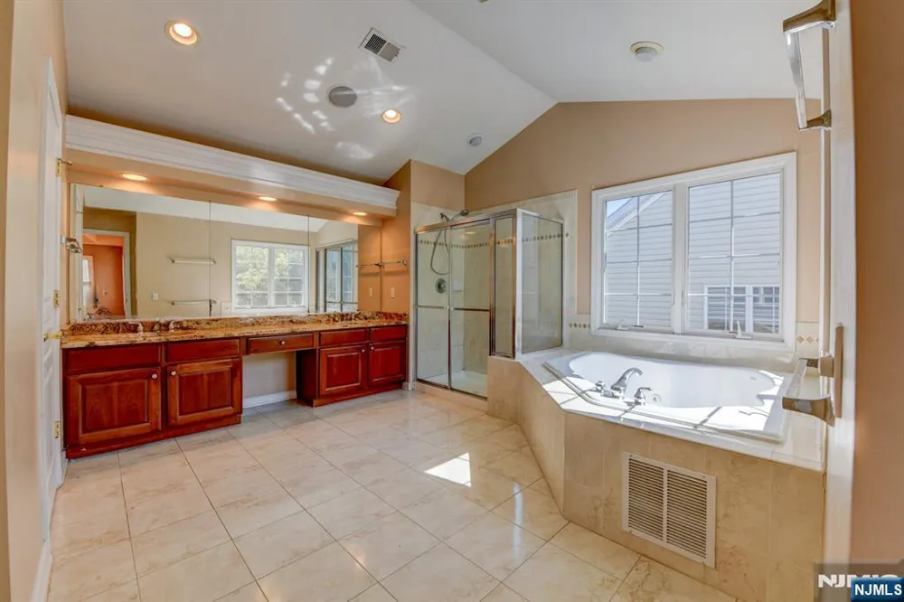 16 Commanders Court Totowa, NJ 07512