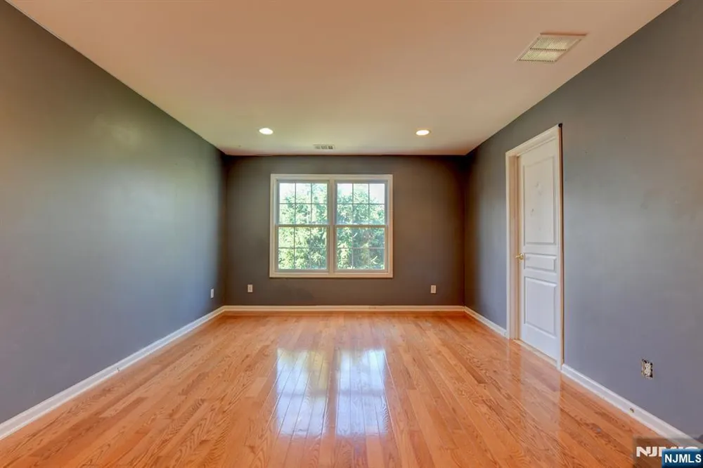 16 Commanders Court Totowa, NJ 07512