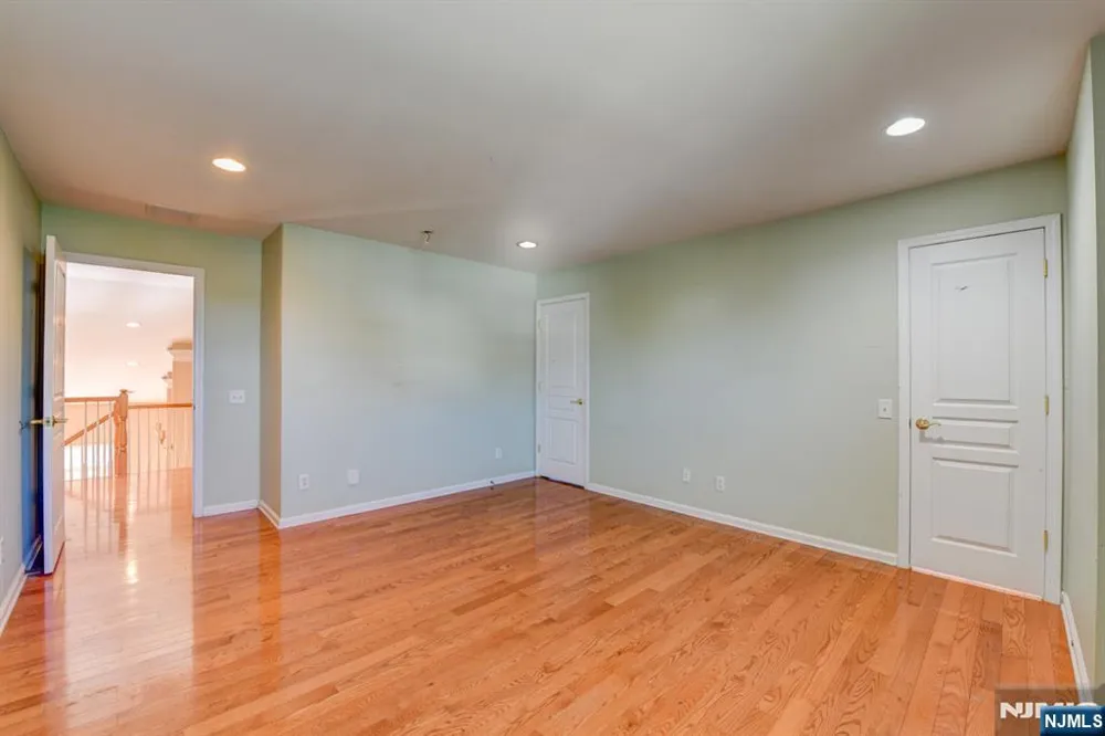 16 Commanders Court Totowa, NJ 07512
