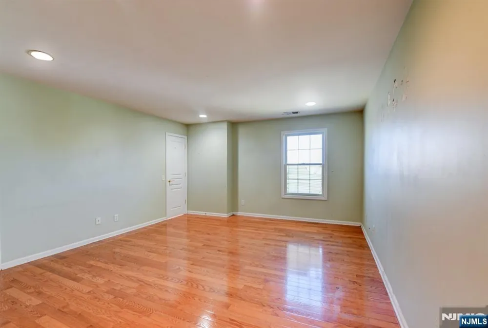 16 Commanders Court Totowa, NJ 07512