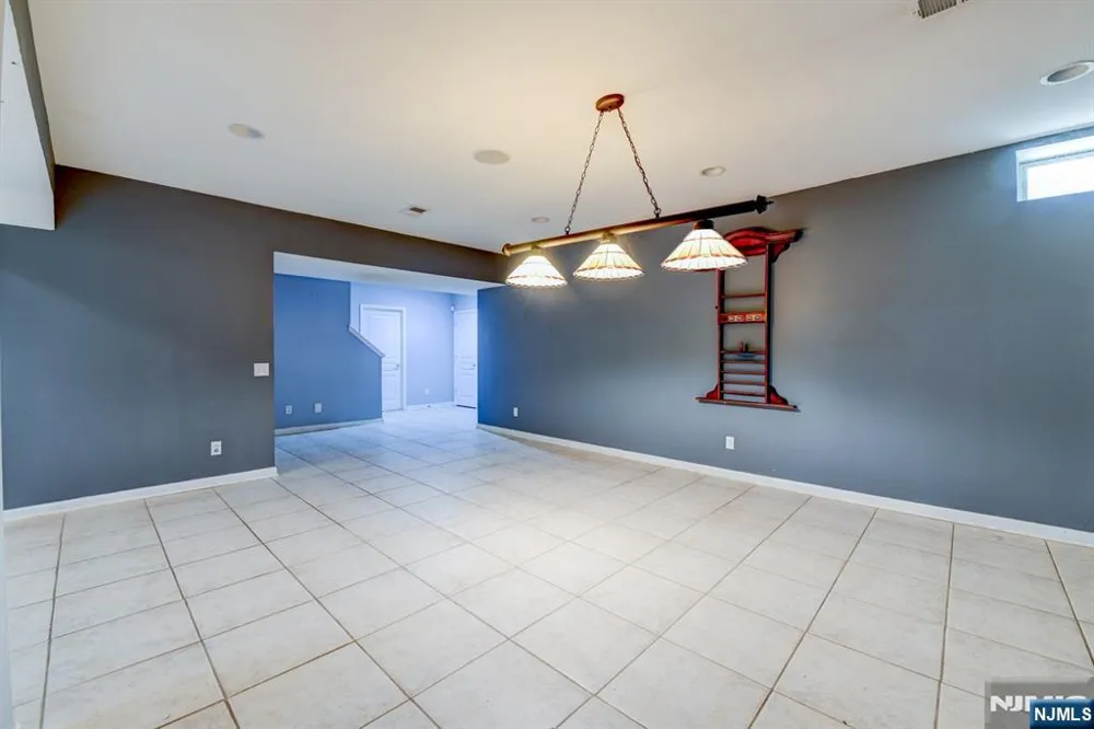 16 Commanders Court Totowa, NJ 07512