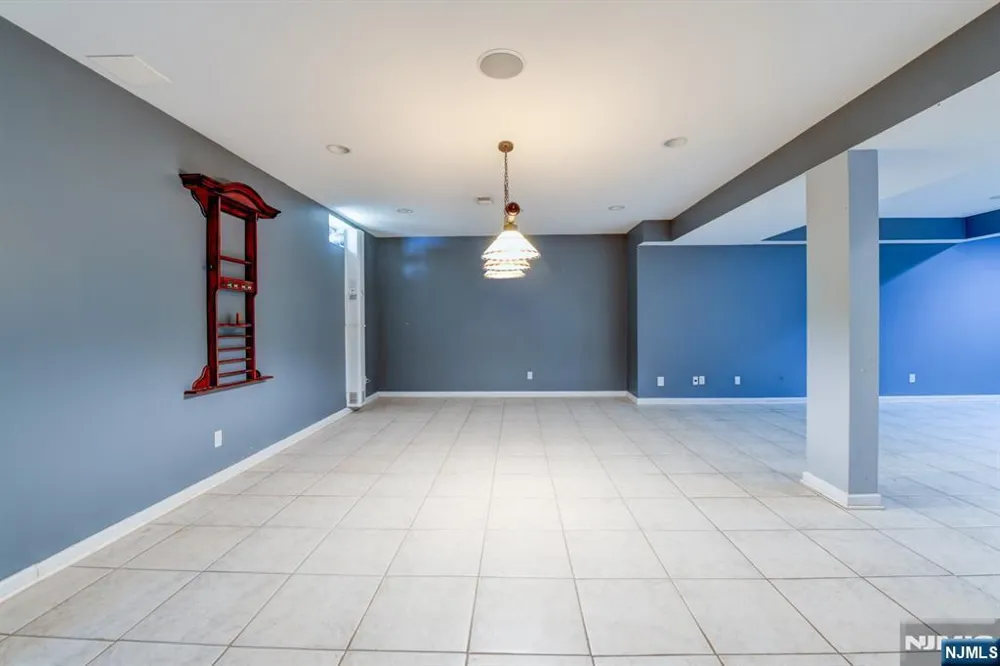 16 Commanders Court Totowa, NJ 07512