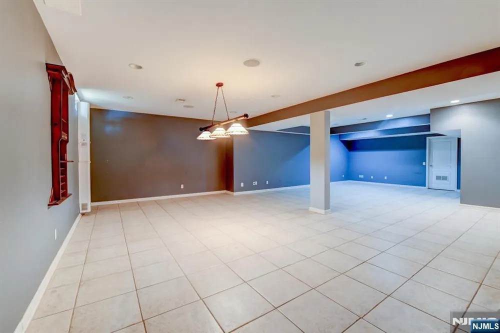 16 Commanders Court Totowa, NJ 07512
