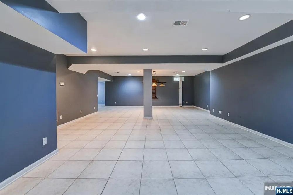 16 Commanders Court Totowa, NJ 07512