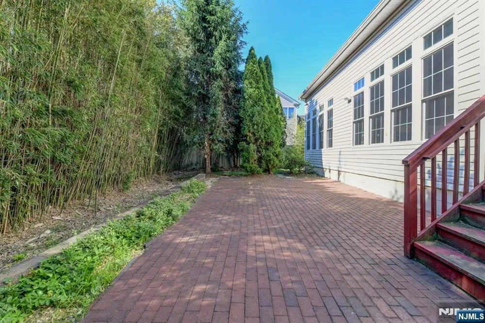 16 Commanders Court Totowa, NJ 07512