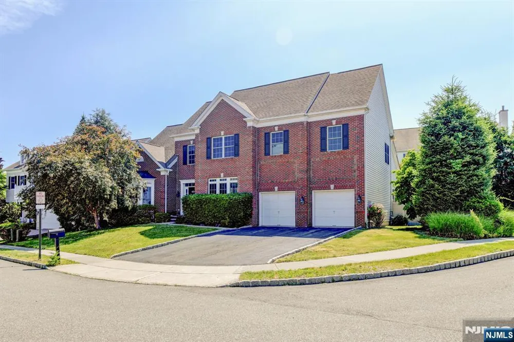 16 Commanders Court Totowa, NJ 07512