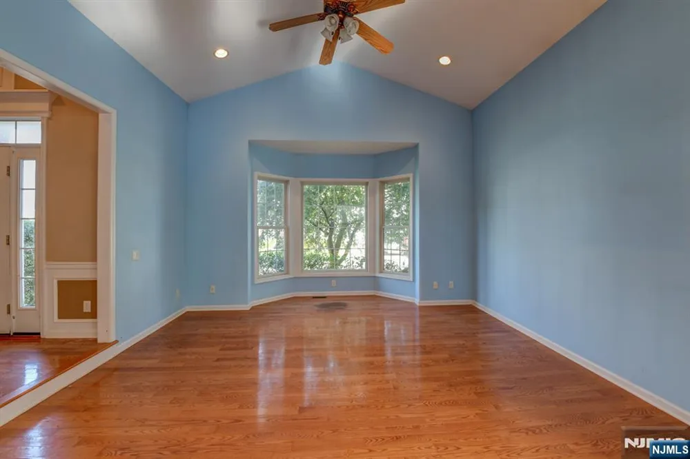 16 Commanders Court Totowa, NJ 07512