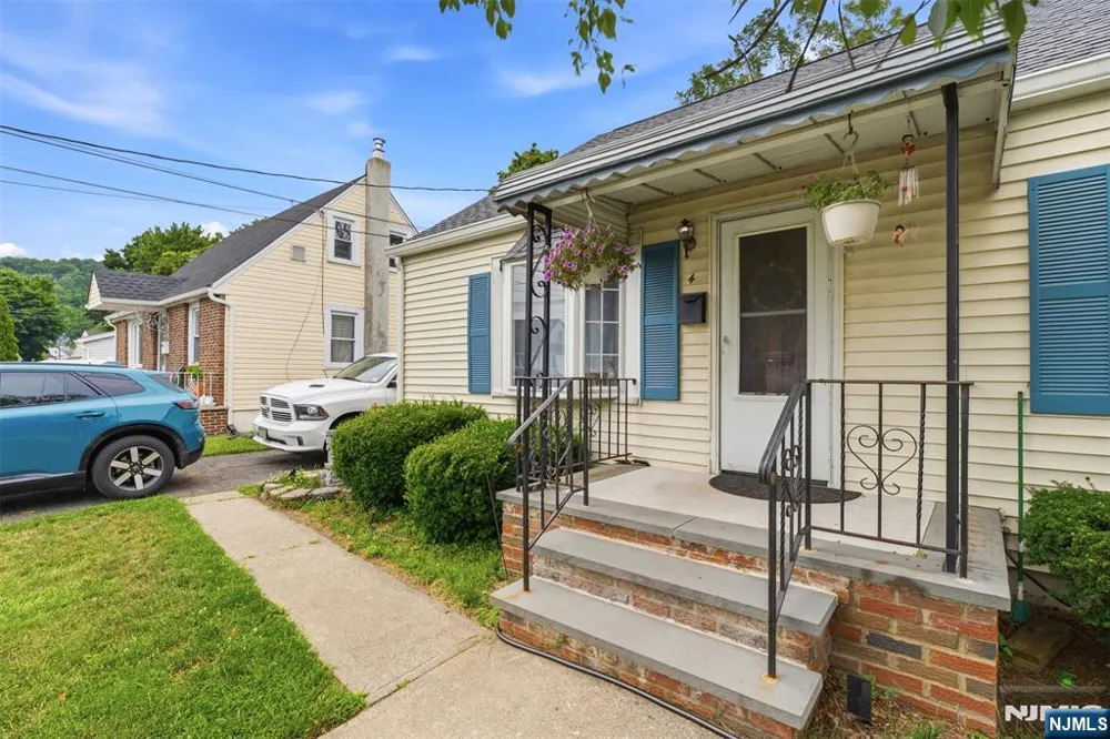 4 Salem Road Paterson, NJ 07502