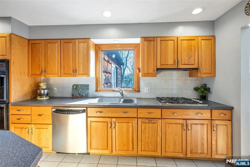 10 Woodmere Road Caldwell, NJ 07006