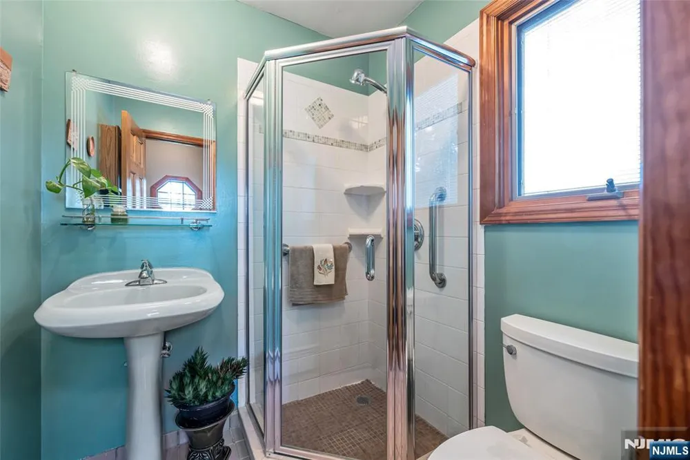 10 Woodmere Road Caldwell, NJ 07006