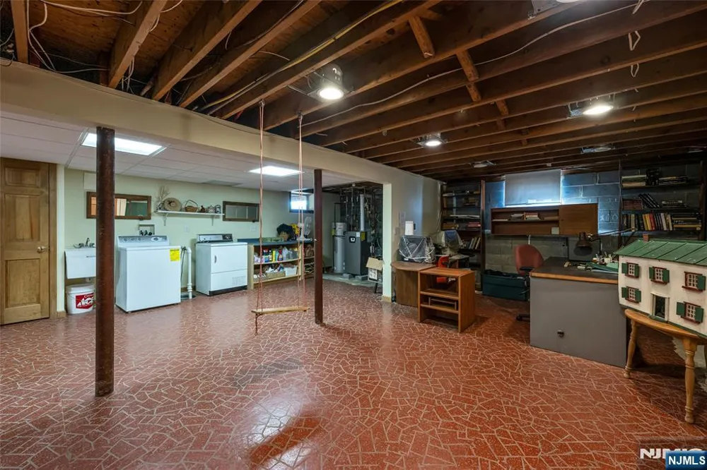 10 Woodmere Road Caldwell, NJ 07006