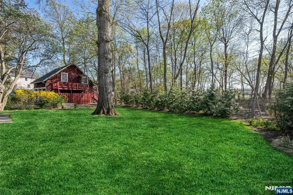 10 Woodmere Road Caldwell, NJ 07006