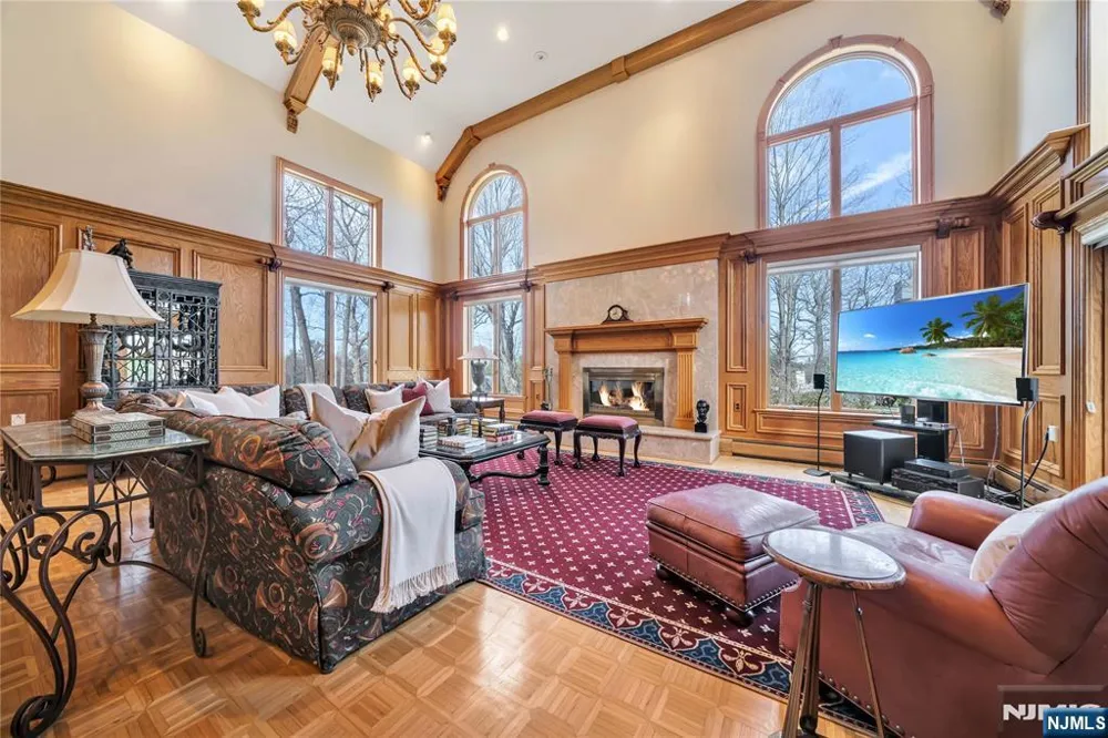 837 Apple Ridge Road Franklin Lakes, NJ 07417
