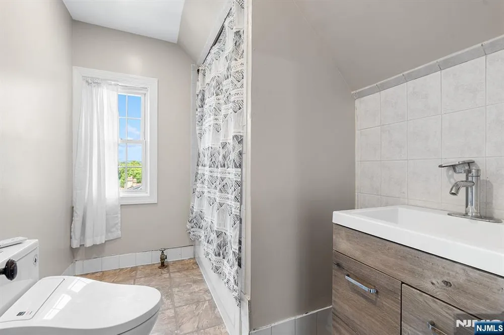 129 Munn Avenue East Orange, NJ 07018