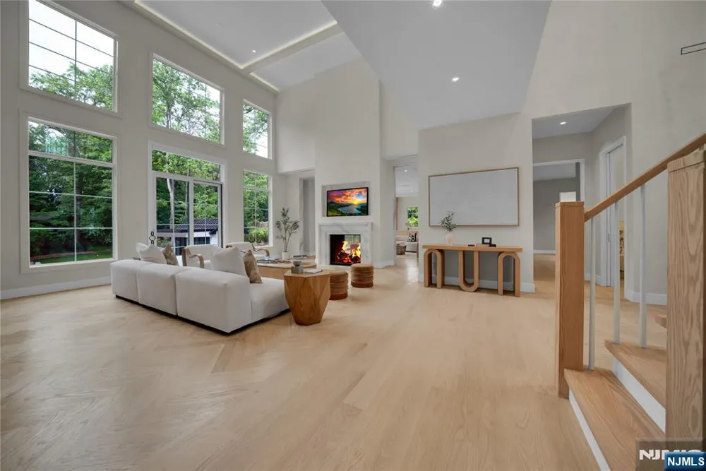 165 Hickory Lane Closter, NJ 07624