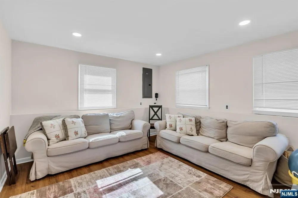 33 Oak Avenue Pequannock Township, NJ 07440