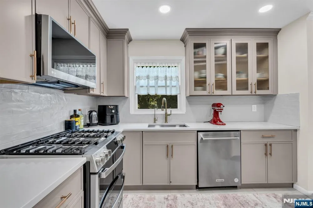 33 Oak Avenue Pequannock Township, NJ 07440