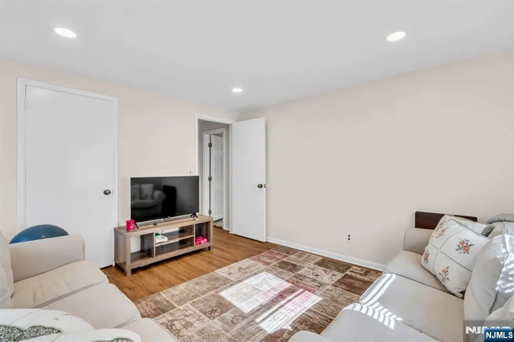 33 Oak Avenue Pequannock Township, NJ 07440