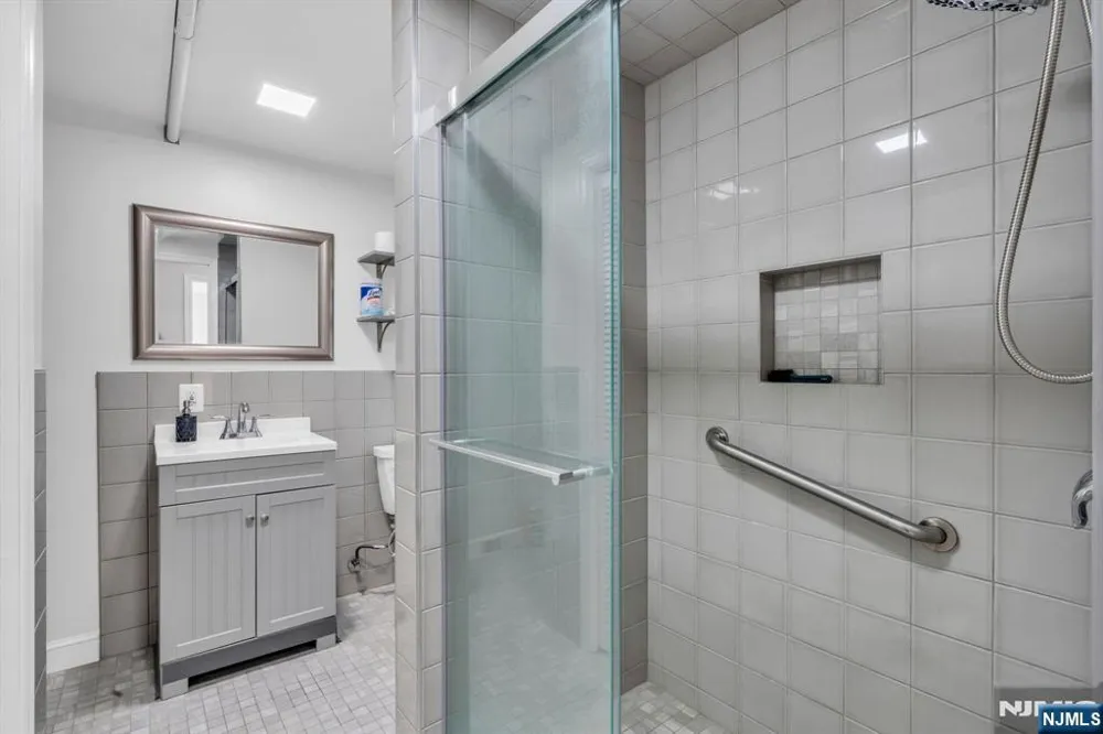 33 Oak Avenue Pequannock Township, NJ 07440