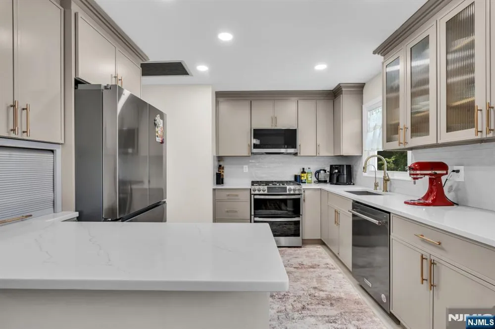 33 Oak Avenue Pequannock Township, NJ 07440